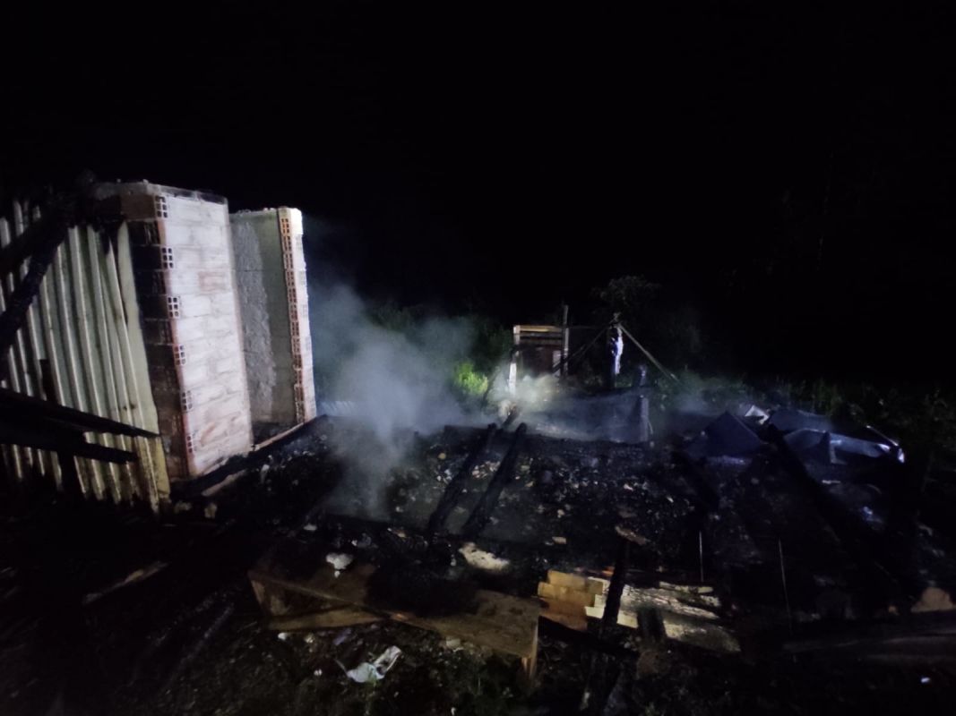  Casa fica totalmente destruída após incêndio no Meio-Oeste