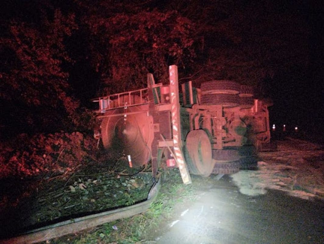 Caminhão carregado de leite tomba na SC 355, em Água Doce
