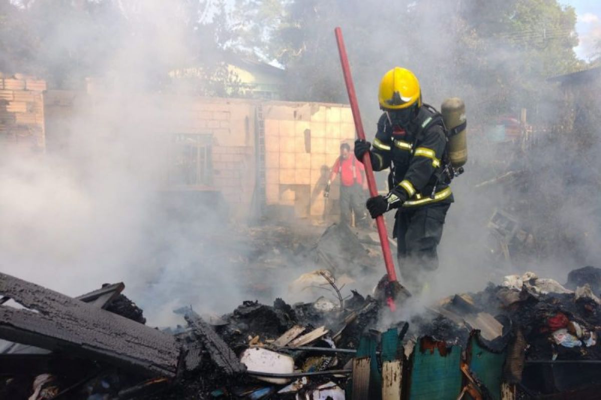 Casa é destruída após fogão a lenha causar incêndio em Fraiburgo