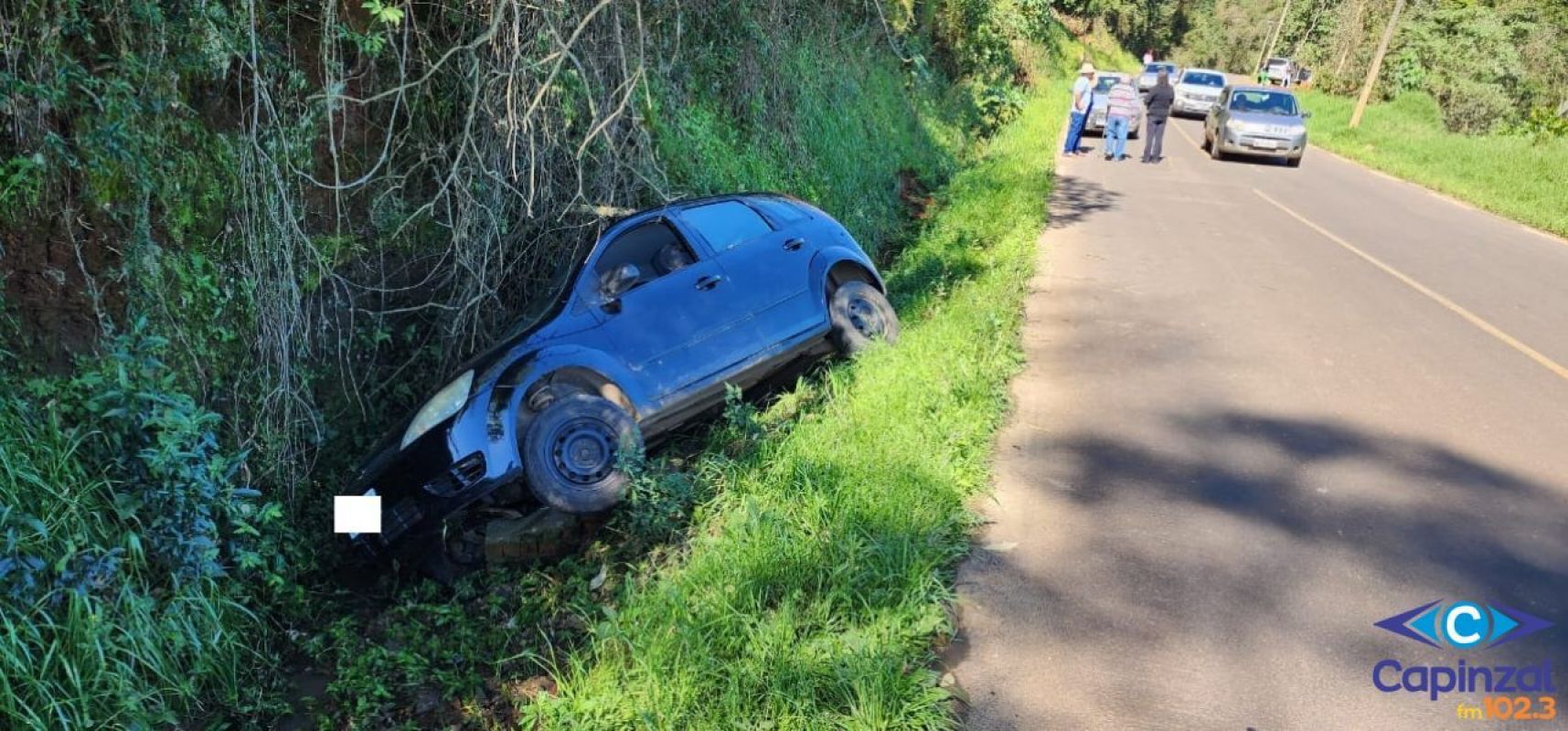 Motorista perde controle e saí da pista