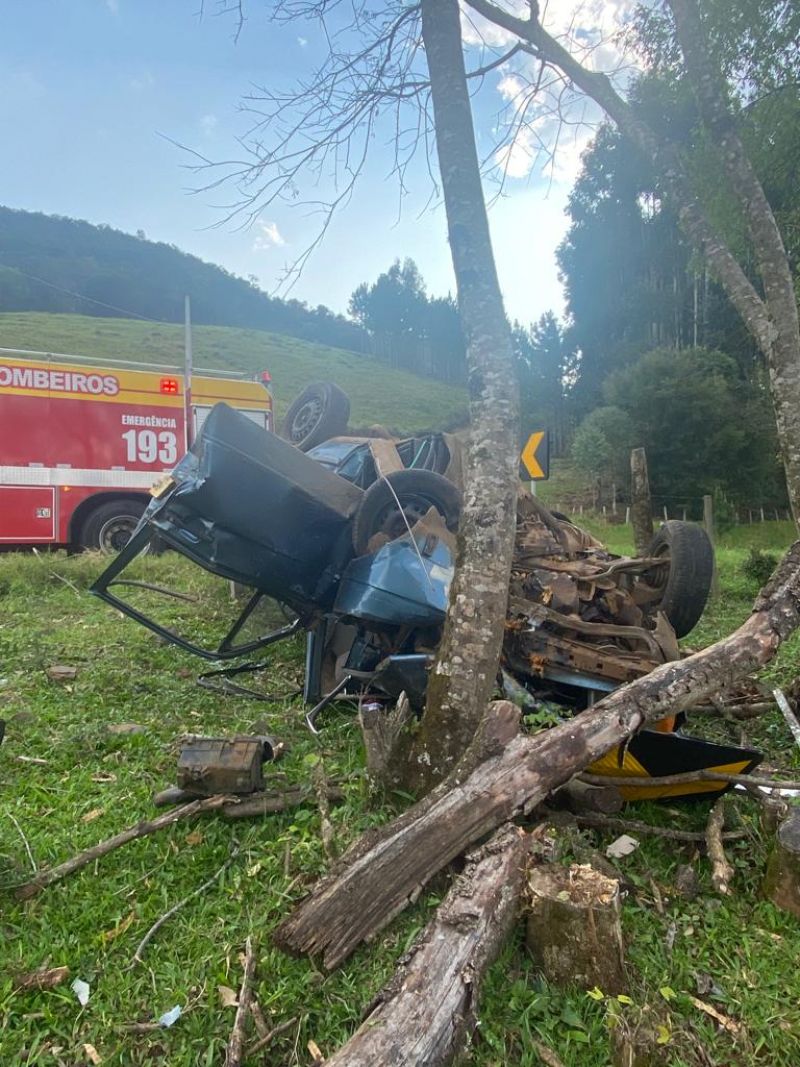  Carro sai da pista, capota e deixa dois feridos na SC-464