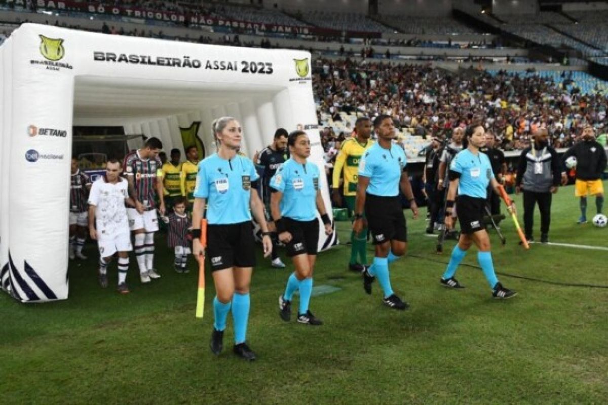 Árbitra brasileira será recordista em Copas do Mundo