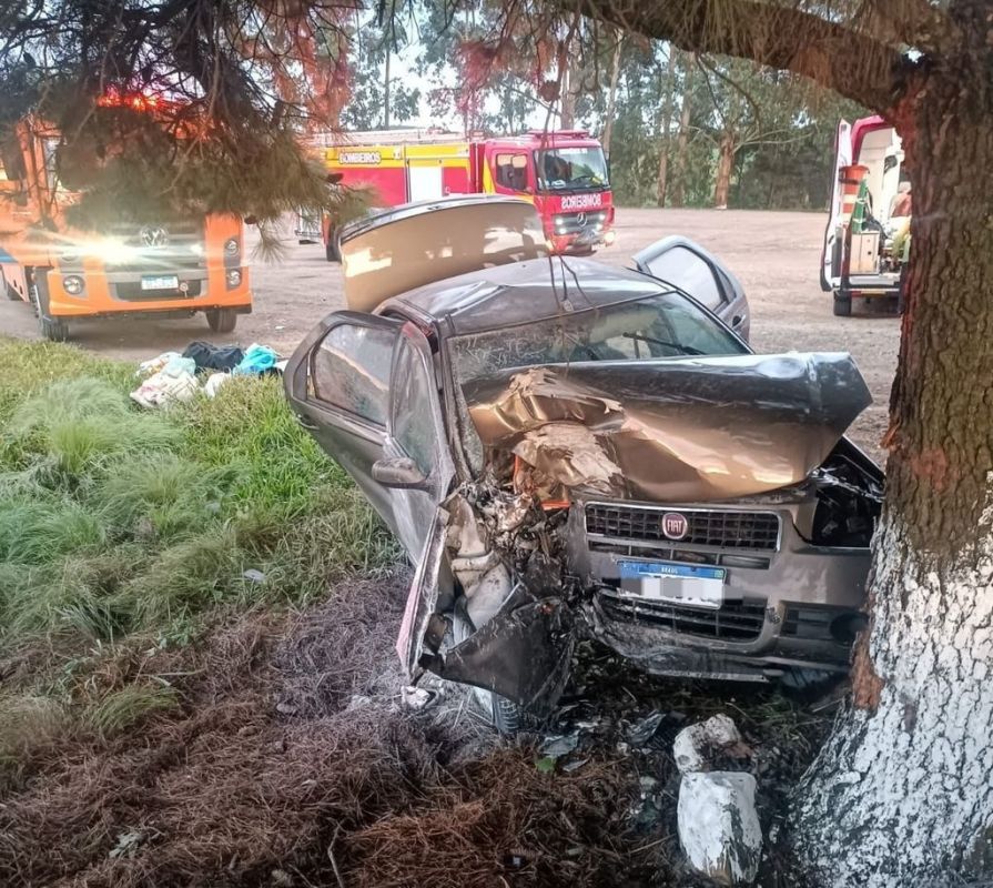 Carro sai da pista, colide em árvore e deixa três feridos em Água Doce