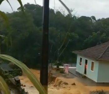 Chuva causa morte, estragos e deixa famílias ilhadas em SC