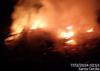 Incêndio destrói casa em Santa Cecília durante a madrugada