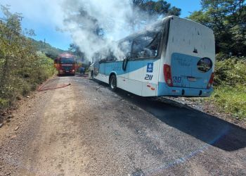Ônibus da prefeitura de Videira pega fogo no interior do município