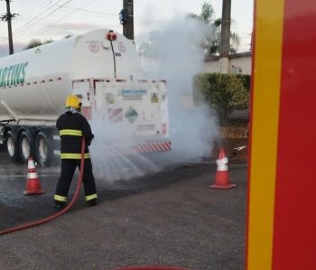 Vazamento de nitrogênio em caminhão mobiliza bombeiros