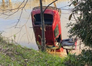 Carro cai em rio e quatro pessoas morrem afogadas no PR