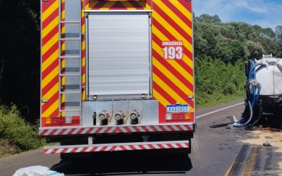  Colisão entre caminhão e carreta deixa três feridos na BR-282