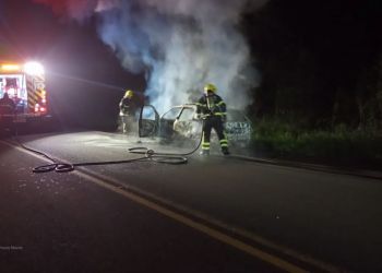 Veículo é destruído por incêndio em Campos Novos
