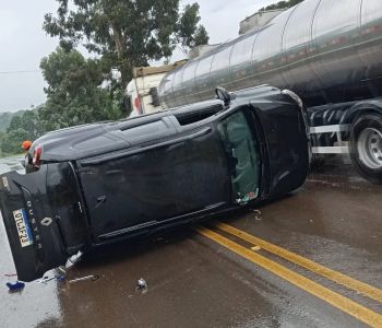 Motorista perde controle da direção e tomba automóvel em Ponte Serrada