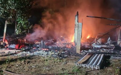 Casa e carro ficam destruídos após incêndio no interior de Água Doce